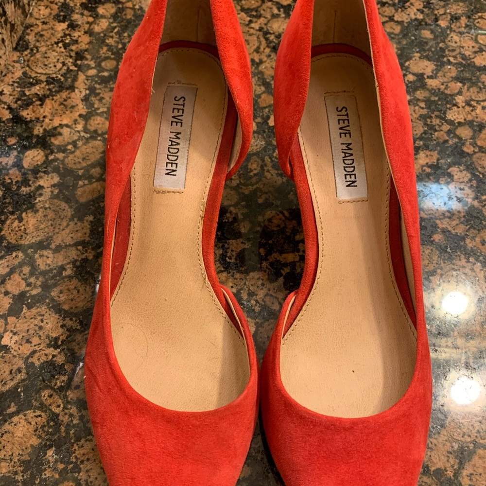 Steve Madden red suede pump